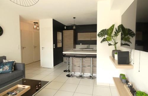 Ornex Apartment | Quiet Garden - 10 minutes to Geneva