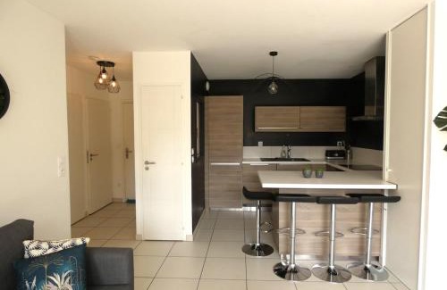 Ornex Apartment | Quiet Garden - 10 minutes to Geneva