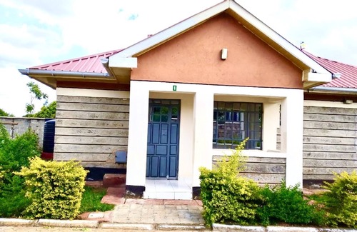 Juja House | Quiet Gated Getaway- Perfect for Business, Students and Vacationer Free WiFI.