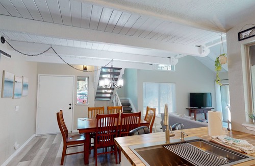 Sunriver Condo | Quiet Hideaway with A/C, BBQ & Lodge Charm