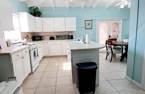 Estate Kingshill Villa | Quiet hillside villa with expansive sea, beach, and mountain views.