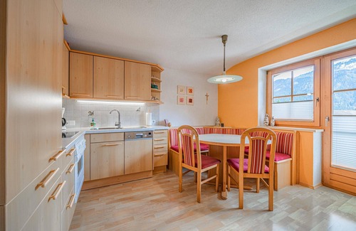 Bramberg am Wildkogel Apartment | Quiet holiday home with large terrace and bath