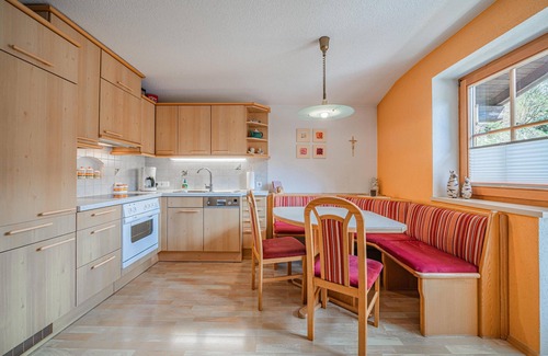 Bramberg am Wildkogel Apartment | Quiet holiday home with large terrace and bath