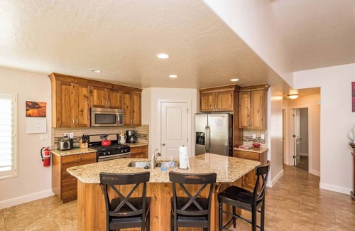 La Verkin House | Quiet Home Near Zion - Wifi - Self Checkin/Out - Outdoor Fire Pit & Grill