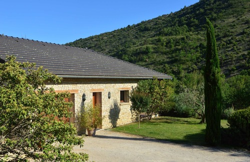 Rompon House | QUIET HOUSE WITH HILLSIDE VIEWS, LARGE TERRACE AND SWIMMING POOL