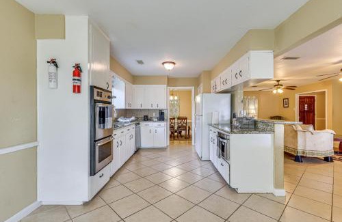 Central Southwest House | Quiet Houston Home with Porch - Near Park and Trails!