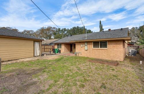 Central Southwest House | Quiet Houston Home with Porch - Near Park and Trails!