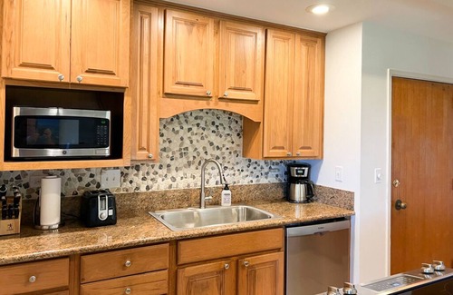 Maunaloa Condo | Quiet & Immaculate Molokai Condo, 2nd Floor End Unit, Ocean Views + Free Car
