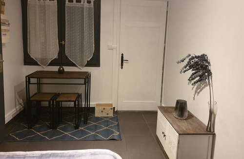 Adamville House | Quiet independent room