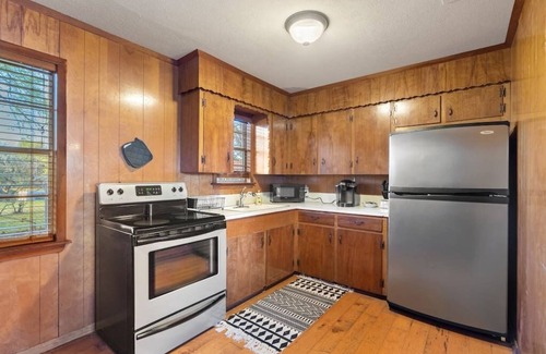 Gun Barrel City Cottage | Quiet Lake View Cabin*Get away and relax!