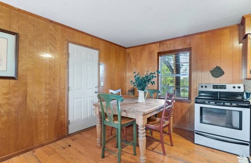 Gun Barrel City Cottage | Quiet Lake View Cabin*Get away and relax!