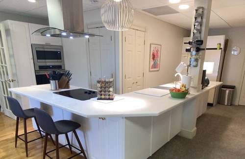 Sharpsburg House | Quiet Lakefront Convenience