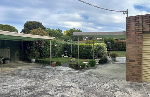 Wendouree House | Quiet little street close to Lake Wendouree, Mars Stadium and Selkirk Stadium.