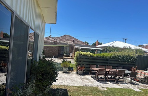 Wendouree House | Quiet little street close to Lake Wendouree, Mars Stadium and Selkirk Stadium.