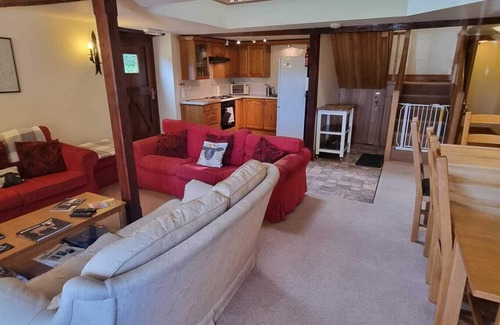Llanfihangel Tal-y-llyn House | Quiet location, 4 bedroom, 4 bath, barn, six miles Brecon. Dog friendly.