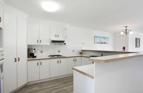 Noosaville House | quiet location, pet friendly, private back yard, close to river and activities