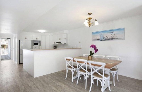 Noosaville House | quiet location, pet friendly, private back yard, close to river and activities