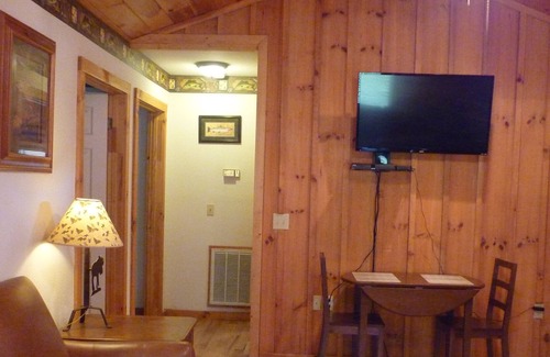 Whittier Cabin | Quiet log cabin next to Cherokee and Smoky Mnt Nat'l Park