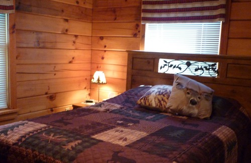 Whittier Cabin | Quiet log cabin next to Cherokee and Smoky Mnt Nat'l Park