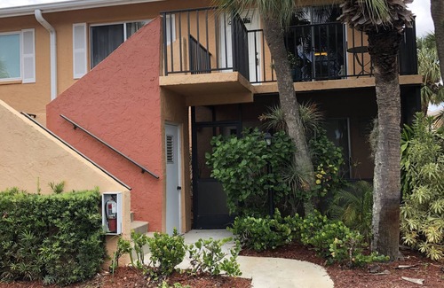 East Naples Condo | Quiet lovely 2-bed/bath condo in central Naples!
