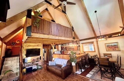 Rye Cabin | Quiet luxury 3 bedroom mountain cabin with year round beauty and spring