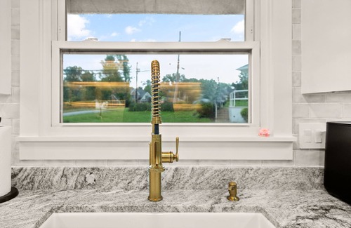 Oakton House | Quiet Luxury Home - Modern - King - 20 Min from DC