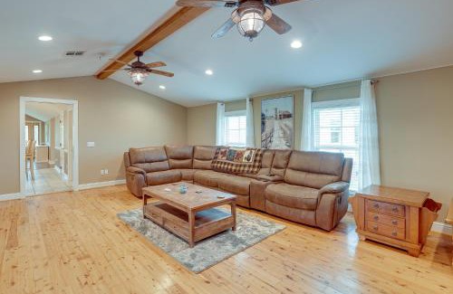 Lawson House | Quiet Marion Getaway with Fireplace!