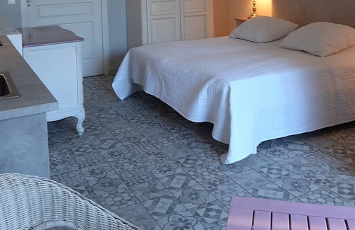 La Mole Apartment | Quiet Mazet in the heart of the vines. Swimming pool.