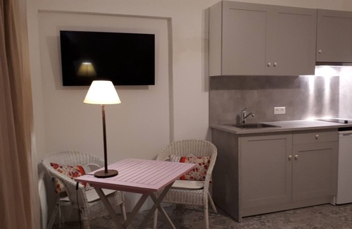 La Mole Apartment | Quiet Mazet in the heart of the vines. Swimming pool.