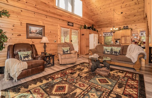 Sevierville Cabin | Quiet Modern Cabin by Pigeon Forge, Dollywood Park, Rod Run , & Gatlinburg,
