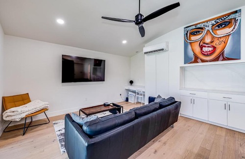 Juanita Y Olmo Frontier Place Villa | Quiet Modern Estate w/ Guest Home & Heated Pool: Scottsdale
