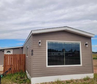 Kindersley Villa | Quiet, Modern & Spacious Home with Yard
