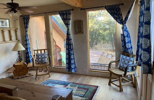 Valdez House | Quiet Mountain Retreat in the woods. 2.5 acres only 20 minutes to skiing!