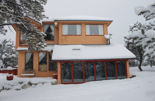 Valdez House | Quiet Mountain Retreat in the woods. 2.5 acres only 20 minutes to skiing!
