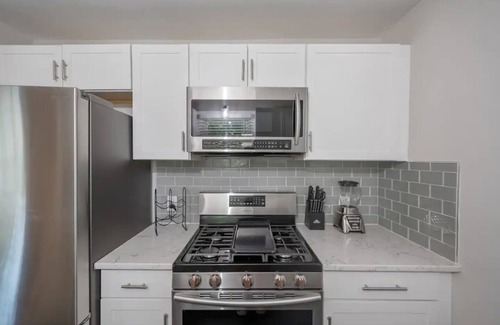 Woodcrest House | Quiet Neighbrhood~Near Downtown Raleigh~Spacious!