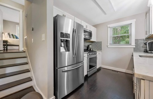 Woodcrest House | Quiet Neighbrhood~Near Downtown Raleigh~Spacious!