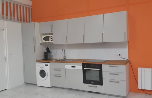 Eysines Apartment | Quiet outbuilding with character, direct to Bordeaux tramway in 20 minutes