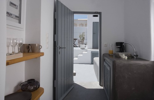 Fira Villa | QUIET PART OF FIRA VERY CENTRAL 3 BEDROOM 2 BATHROOMS SPACIOUS TRADITION MODERN