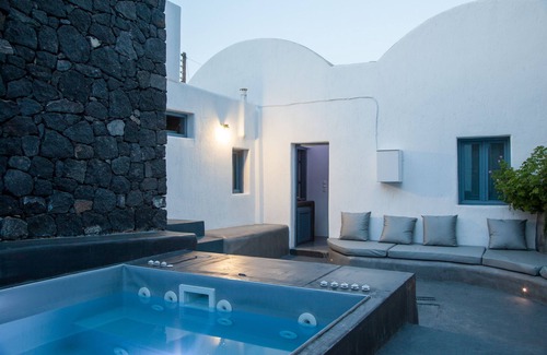 Fira Villa | QUIET PART OF FIRA VERY CENTRAL 3 BEDROOM 2 BATHROOMS SPACIOUS TRADITION MODERN