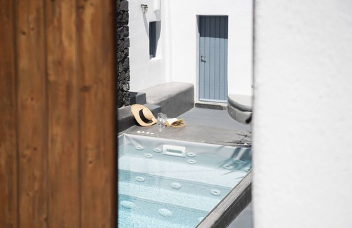 Fira Villa | QUIET PART OF FIRA VERY CENTRAL 3 BEDROOM 2 BATHROOMS SPACIOUS TRADITION MODERN