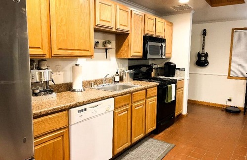 Olympic Hills House | Quiet Rambler Near Hospitals - Private MIL