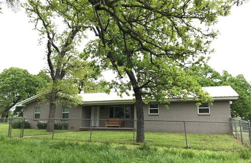 Energy House | Quiet Ranch Retreat with easy access to Circle T Arena, pet friendly