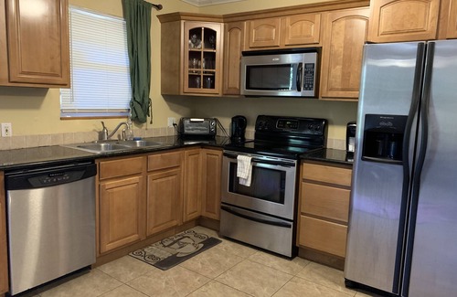 Highland Garden Villa | Quiet refuge 10minutes from the beach, WIFI, parking W/D