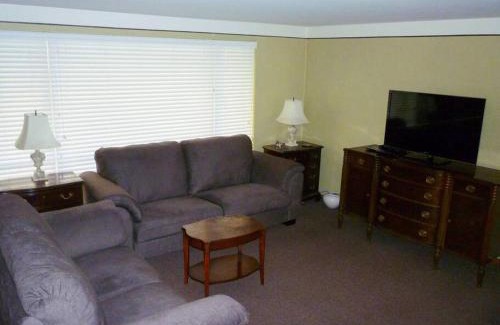 Wallingford Apartment | Quiet Residential Wallingford w/PARKING
