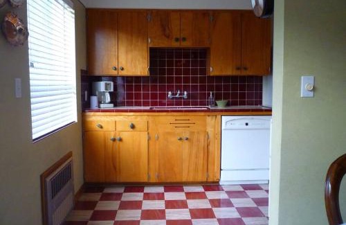 Wallingford Apartment | Quiet Residential Wallingford w/PARKING