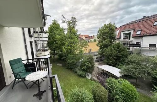 Am Alten Sudlichen Friedhof Apartment | Quiet Retreat with Balcony in the Centre of Munich