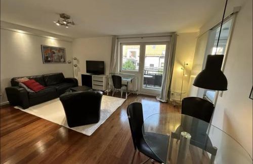Am Alten Sudlichen Friedhof Apartment | Quiet Retreat with Balcony in the Centre of Munich