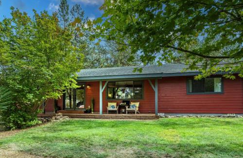 Deschutes River Woods House | Quiet River Bend Cabin by AvantStay 35 Mins to Mt Bachelor 10 Mins to Town Centre Hot Tub