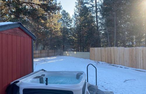 Deschutes River Woods House | Quiet River Bend Cabin by AvantStay 35 Mins to Mt Bachelor 10 Mins to Town Centre Hot Tub