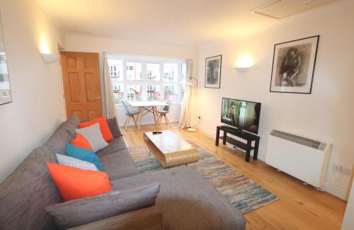 Bristol City Centre Apartment | Quiet riverside apartment with views and parking- Hopewell
